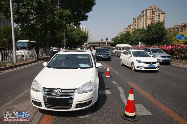 二手车过户期间摘牌上路逍遥 司机12分被一次