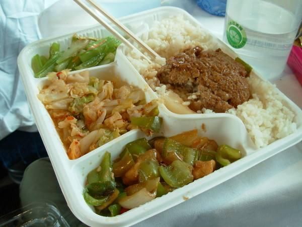 火车上的快餐少有人买，一节车厢就卖几份，那为何乘务员还在卖？