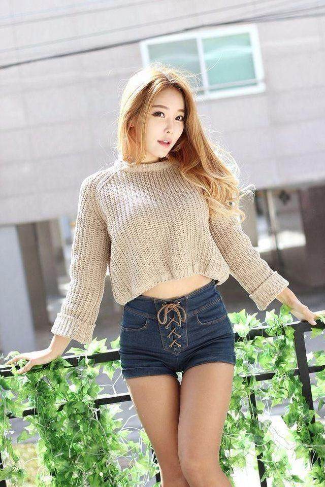 街拍：青春靓丽的小姐姐，短裤增添时髦风韵，窈窕长腿秀出魅力