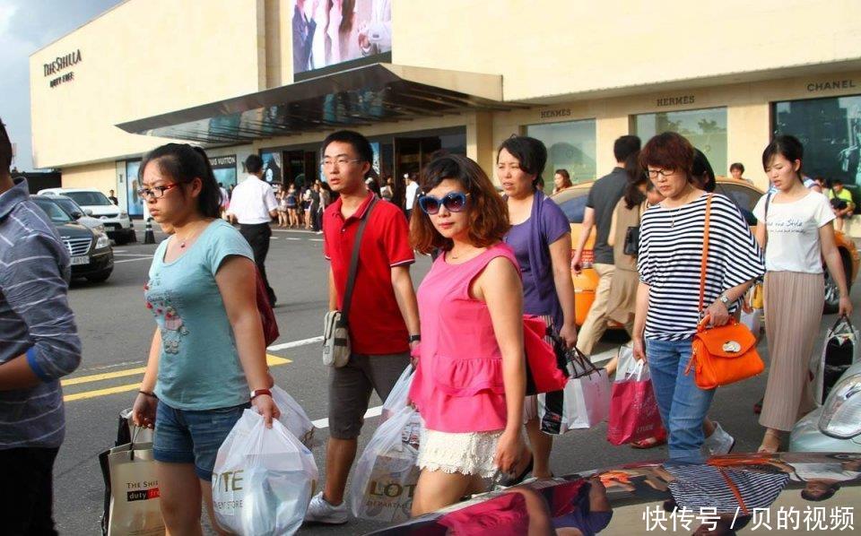 外国人眼中的中国旅游团:一眼就能看出,三个特征“很中国”