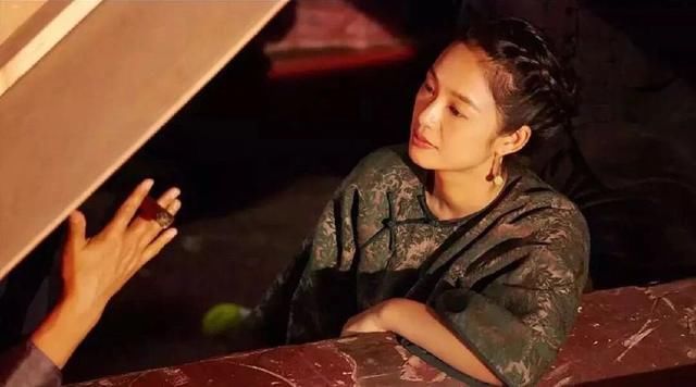 许晴和周韵旗袍装，风格差异明显，网友：姜文真会挑！