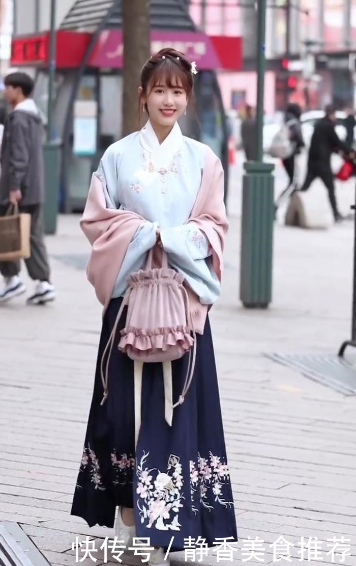  女人味|街拍：一身汉服打扮，清纯中带着几分女人味，绽放十足的魅力