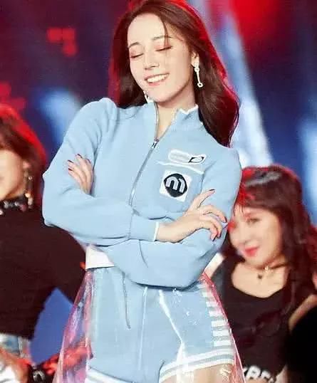 保守的迪丽热巴终于大胆了一次，裙子短到尽头，网友：心跳加速！