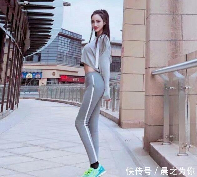 美女|街拍美女:身姿丰盈的打底裤小姐姐,高挑魅力,别具风格的穿搭!