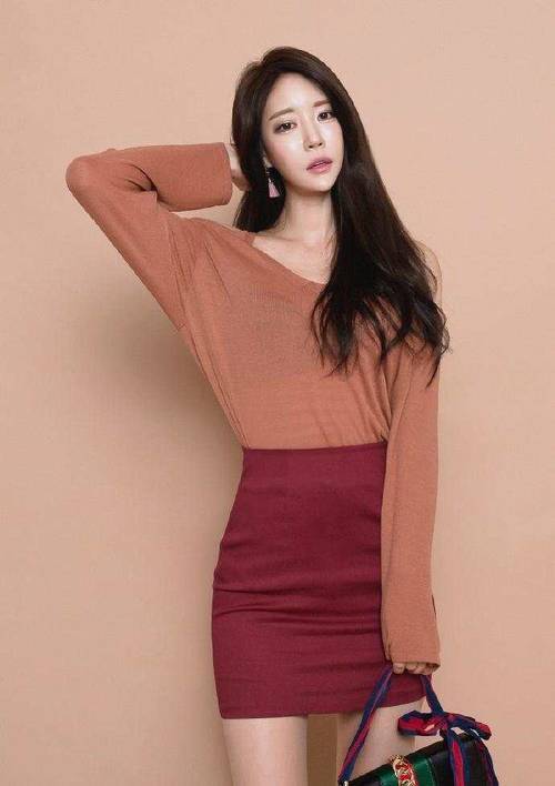 包臀裙搭配一条肤色丝袜展现出三倍魅力