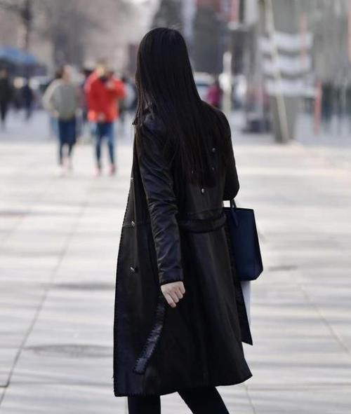 #优雅#美女时尚街拍：清新优雅的小姐姐，一件格子背心配黑色长裙，时尚美丽大方