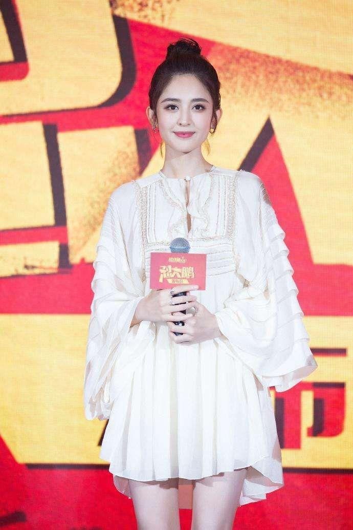 输惨了!“高贵妃”娜扎同穿紧身条纹裙，从头到脚全输娜扎!