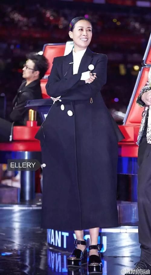 那英穿鞋的时尚，不得不服！几万块的鞋子被她穿成“香肠雨靴”！