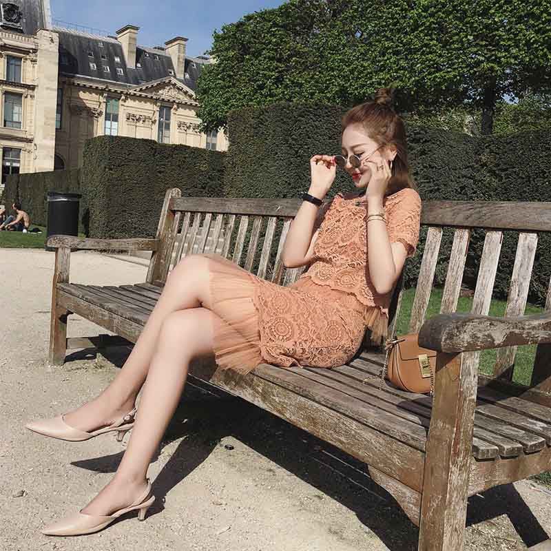 爱穿超短裙的美眉来福利了!瞧瞧下图女人这样穿，防走光太迷人