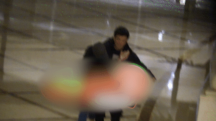  『回房』宋佳深夜醉酒被拍 疑被男友搀扶搂抱回房