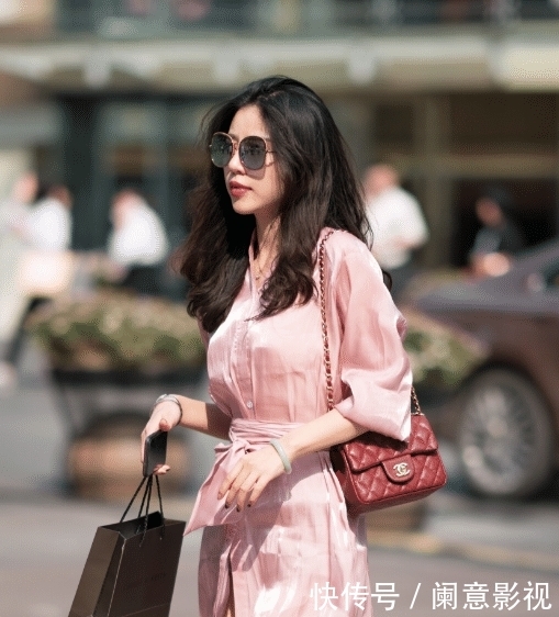  「睡觉」睡衣不是睡觉时候才穿吗，美女逛街也穿“睡衣”一般人可真想不到