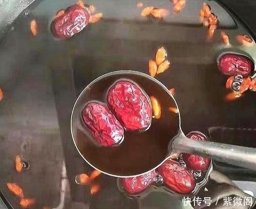  『红枣表面』它是“穷人的阿胶”，每天吃一碗，色斑没了，皮肤水灵灵