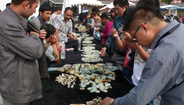 中国小伙去缅甸旅游，买了十块玉石被人围观：中国人都是土豪！