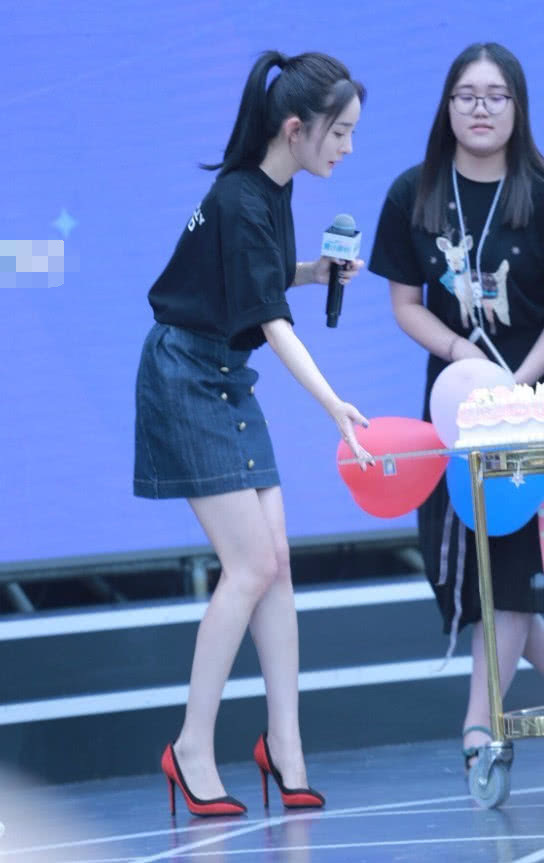 杨幂可真能，硬将自己塞进一双“老鼠鞋”，脚背拱那么高不痛？