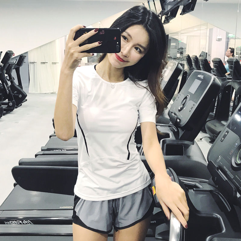 不要再穿过时的紧身裤了!来看看这些透气的健身服，展现傲人身材