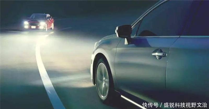 夜晚跑高速应该开近光灯还是远光灯交警情况不用，灯光不同！