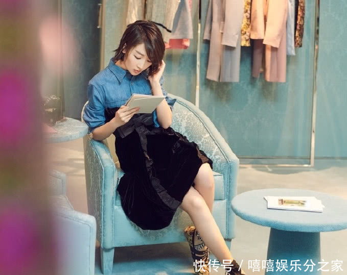 周冬雨穿西装亮相帅，脚下鞋子亮了，是她从垃圾堆中捡的