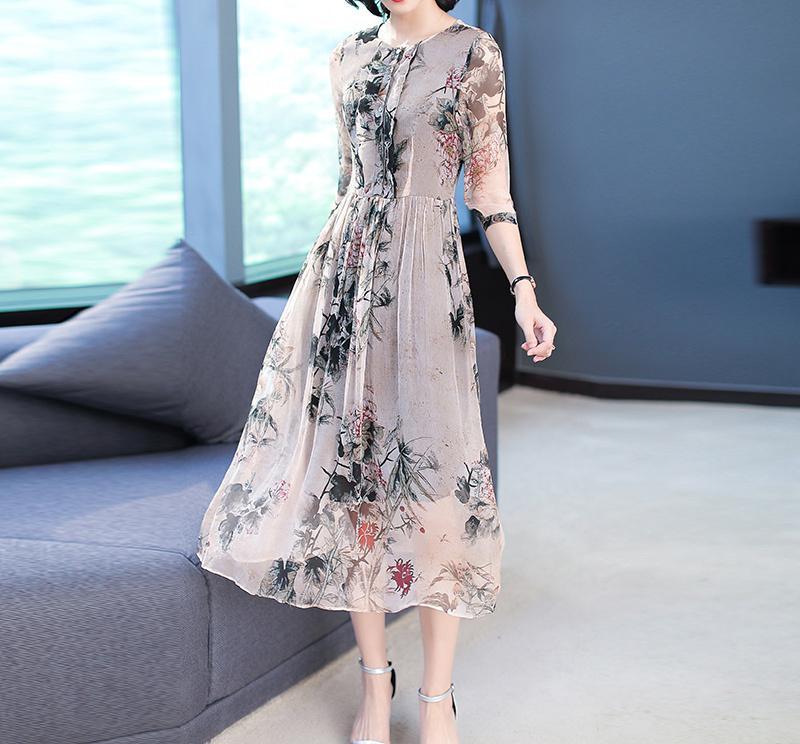 四五十女人别老穿便宜货，三伏天穿时髦蚕丝裙，美的不像中年人