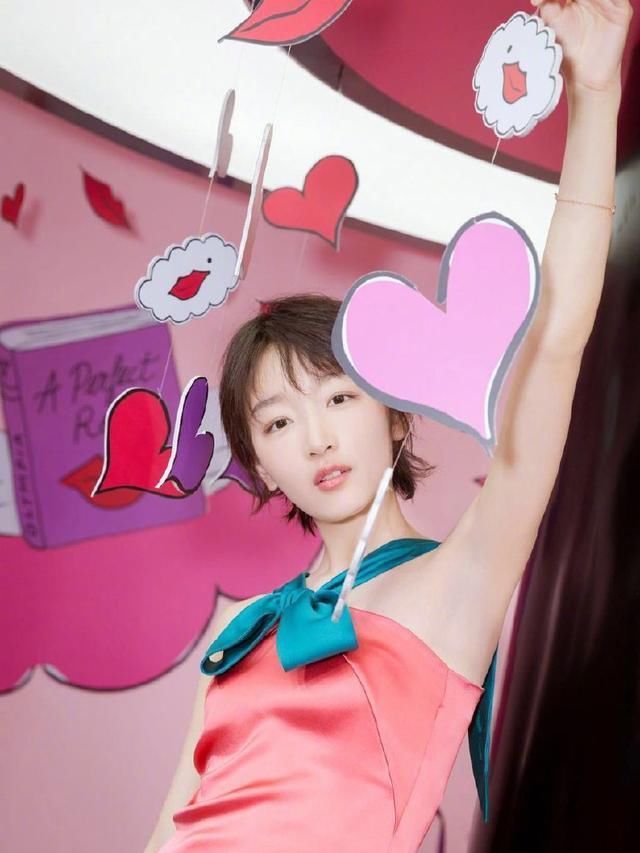 这些颜色一般人不敢穿,周冬雨美成少女,李冰冰气场全开!