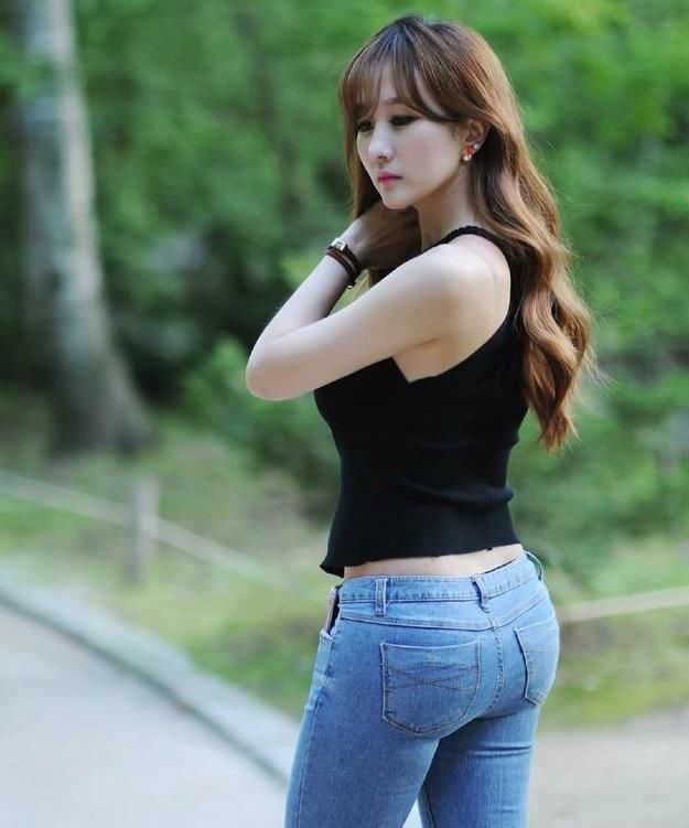 长腿小姐姐搭配紧身牛仔裤，那视觉感!没的说