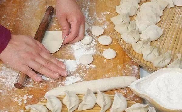 『粘在一起』手工制作的水饺不必马上放电冰箱,教你一窍门,放多长时间都不烂不黏连