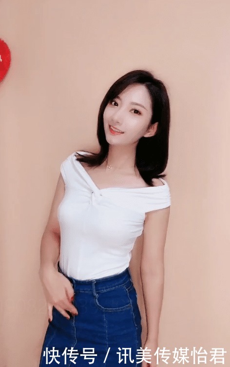  牛仔裙|白色无袖上衣搭配上牛仔裙，少妇感十足！