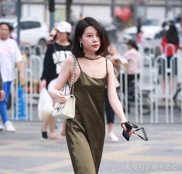 街拍：气质美女打扮有水准，简单连衣裙就能穿出别样风情魅力！