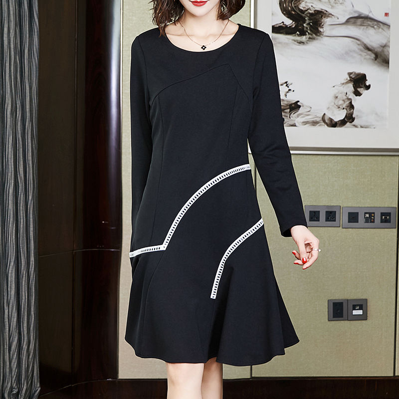 你底子再好，不要黑丝袜配高跟鞋，学下面女人这样穿，美嫩巨时髦