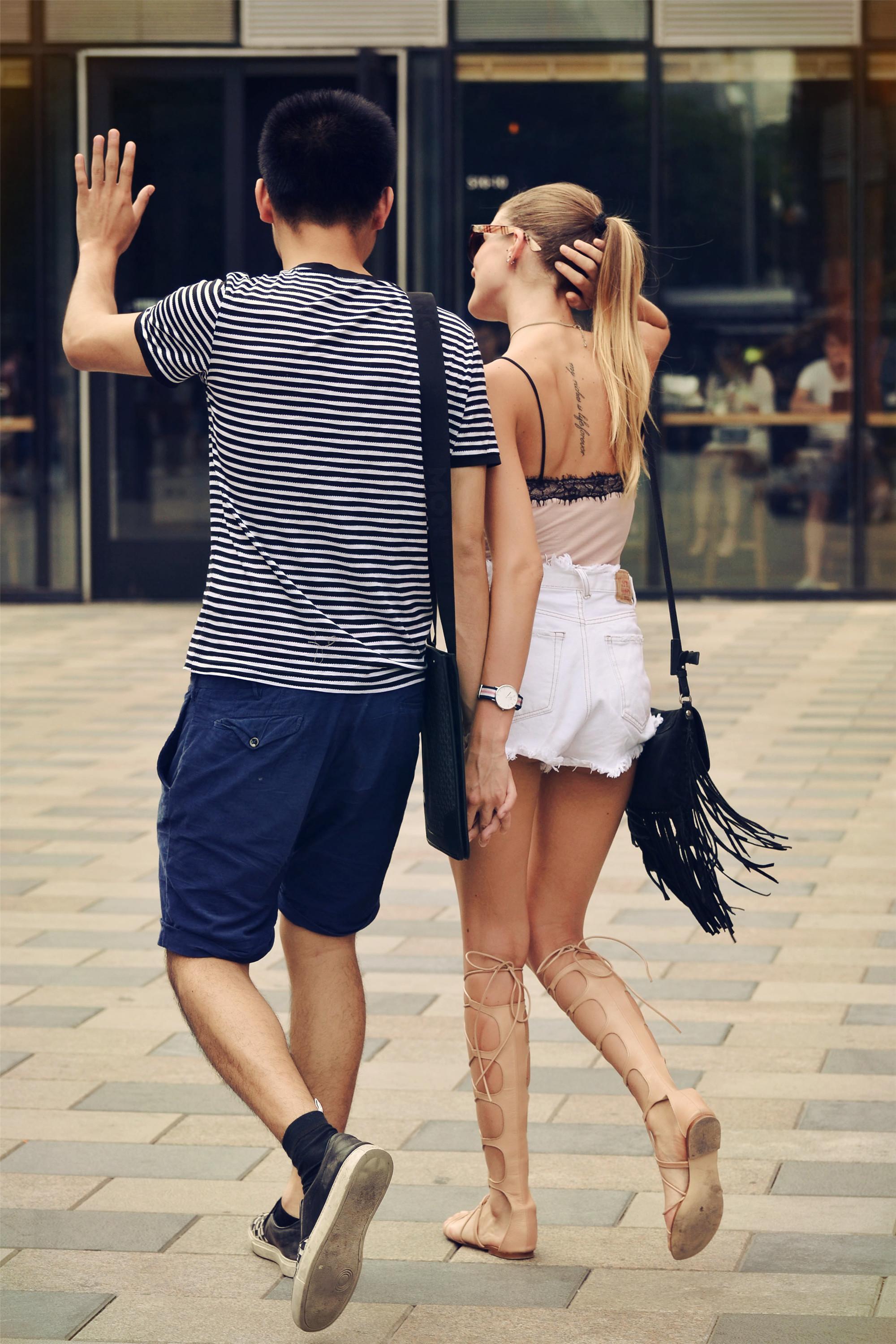 时尚街拍：小伙子找了一位外国女友，不仅身材高挑，人长得也漂亮