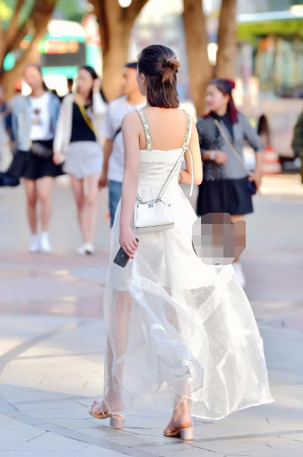 小姐姐一身轻纱伴娘装，尽显女神气质，不知道吸引了多少人的目光