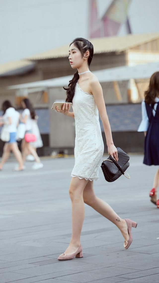 街拍，穿着简约时尚的路人，性感有型又优雅光鲜又靓丽