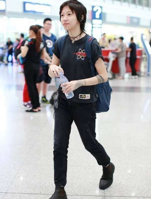 共同现身,终于明白她下巴为什么要纹一条线了