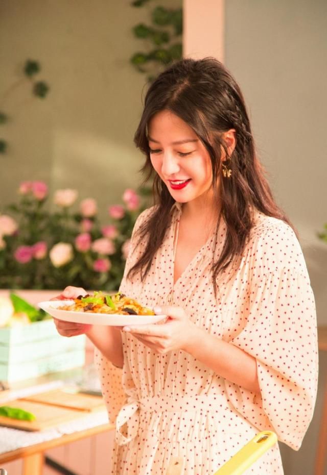 高圆圆新发型太嫩,性感吊带穿出清纯味道!舒淇粉色礼服太惊艳!