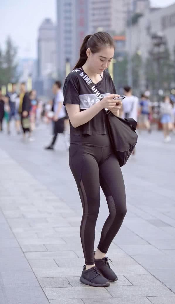 街拍:漂亮的小姐姐穿紧身裤显丰满身材，保持好身材真的很不容易