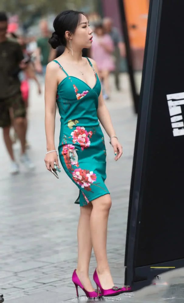 路人街拍:中国风的吊带裙子,尽显小姐姐婀娜多姿的身材