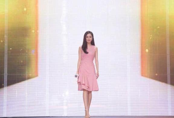 赵丽颖杨幂同穿夏天甜粉色，成果热巴一呈现，人世水蜜桃果然惊艳