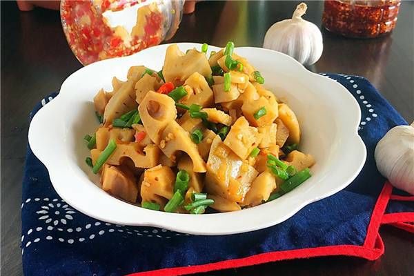 『美味佳肴』特色菜:酸辣藕丁桌上美味佳肴,简单易行!