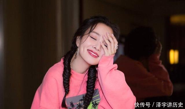  小腹■李小璐真不愧是辣妈中的战斗机, 身穿性感卫衣, 小腹忒撩人