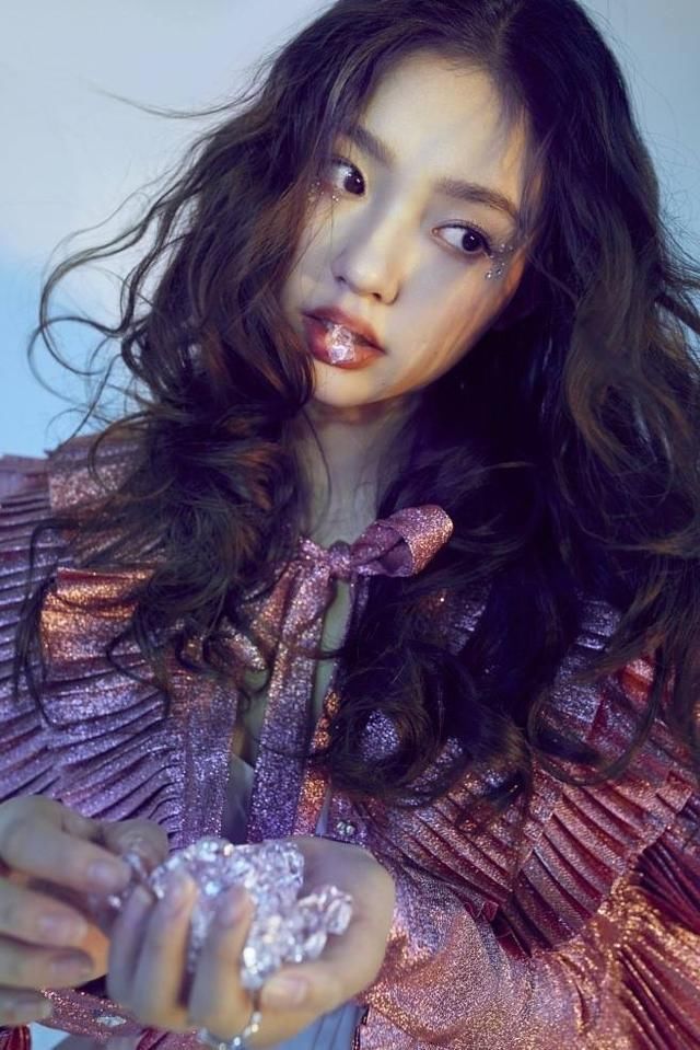 小仙女都这么穿！林允粉色纱裙露香肩惹人怜爱