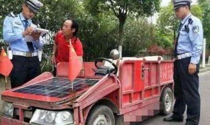  『太阳能』大叔手工打造太阳能“敞篷超跑”，刚上路就被交警拦下：拖走报废