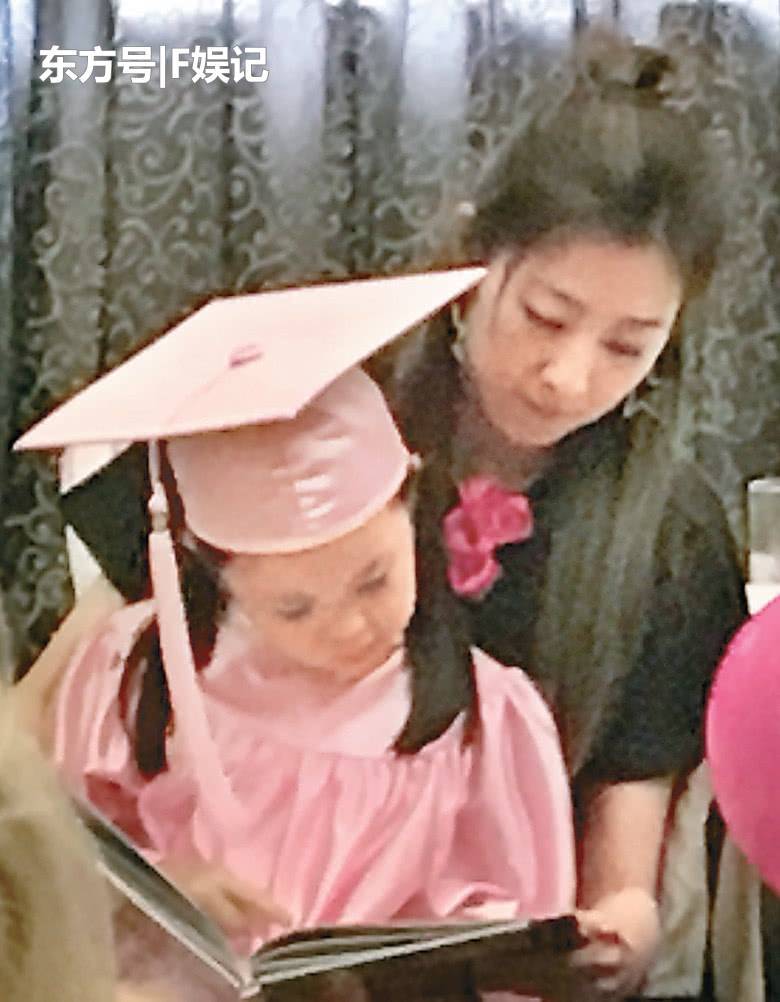 TVB视帝老被传和老婆离婚 这次一家三口齐出动力破谣言