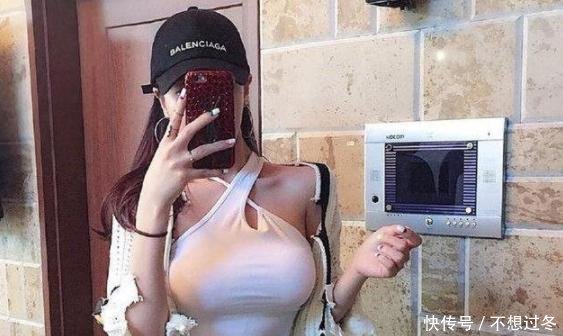 身穿吊带背心的小姐姐，腰部看起来更纤细唯美，想不自信都难