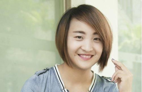  『女生』没剪过短发的女生没资格说不好看，剪完知性短发，眼睛都看直了