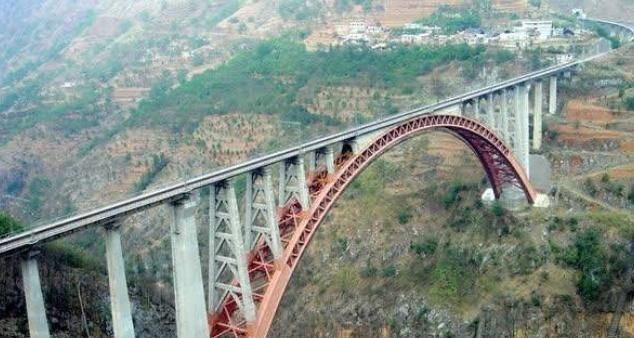 中国建世界最高桥梁：全长721米距江面300米，能用百年还能跑高铁