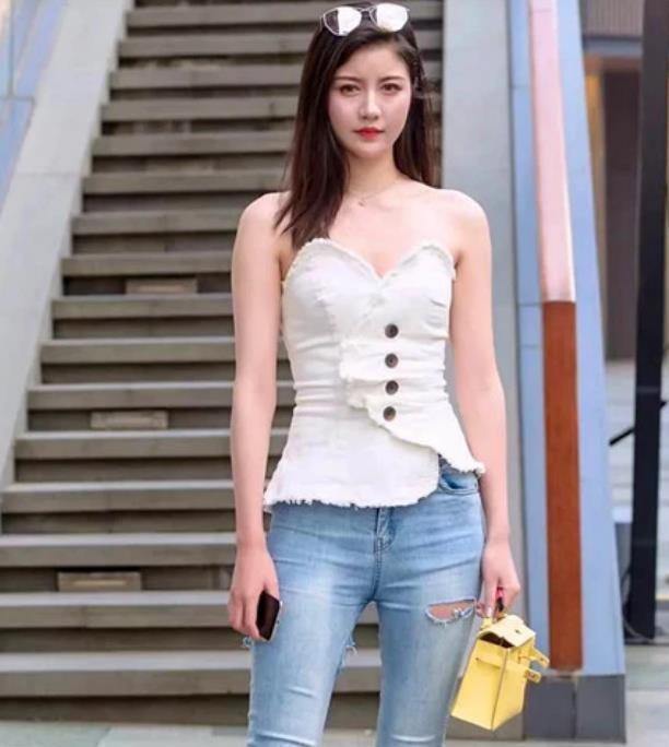  「气质」街拍：长发俏皮的美女，白色上衣配牛仔裤，时尚气质十足