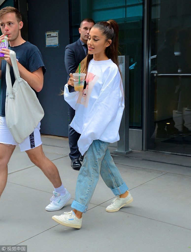 A妹与男友穿同款情侣衫甜蜜出街 装扮休闲笑容甜美无奈身材五五开