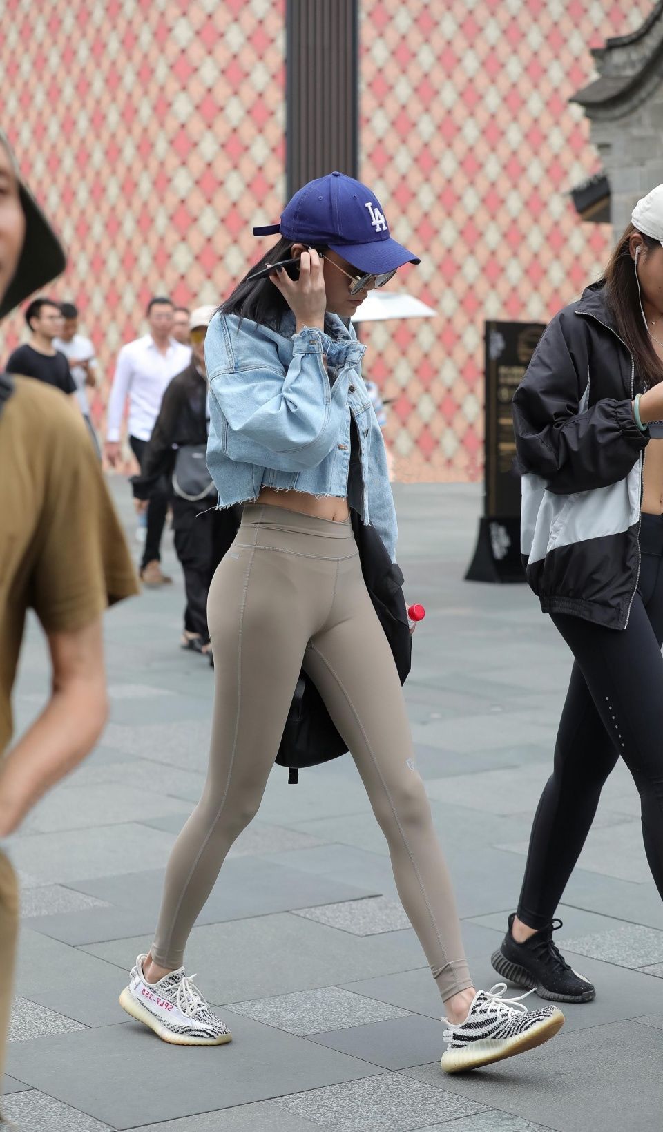 极品街拍 | 瑜伽裤大长腿性感至极