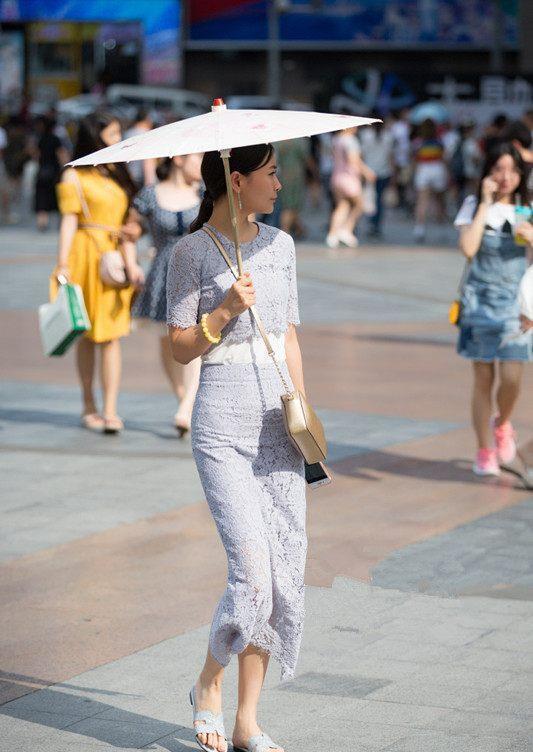 街拍：穿着清新靓丽小姐姐，简单大气！