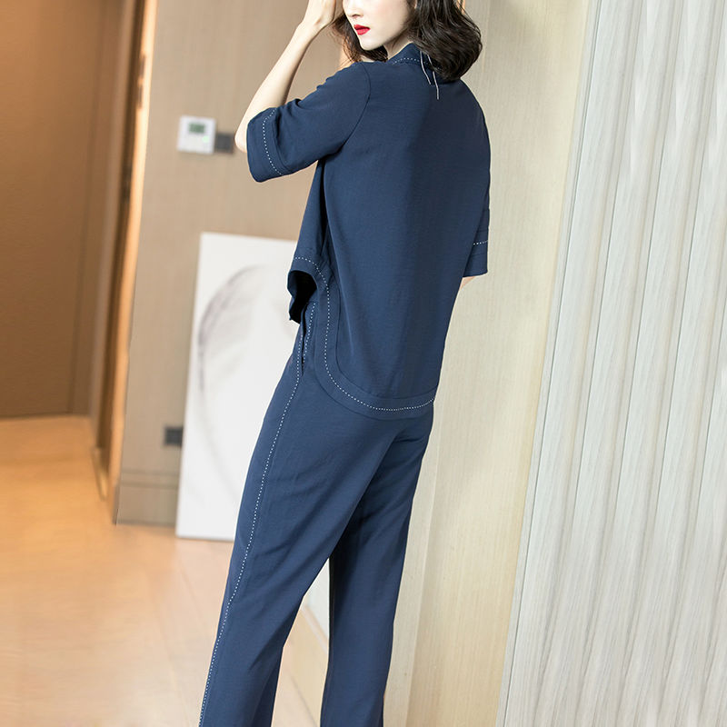 谁说女人必须要穿裙，9月流行:欧版气质套装，洋气又吸睛巨时髦