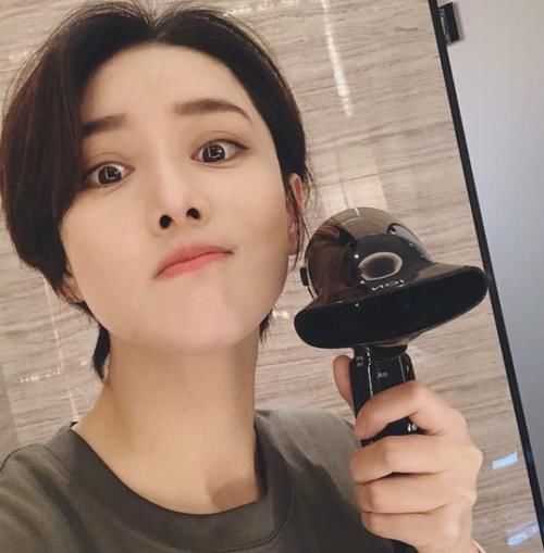  #名演员#本以为张馨予只是名演员，连续两天解锁新身份，网友猜测可能要隐退？